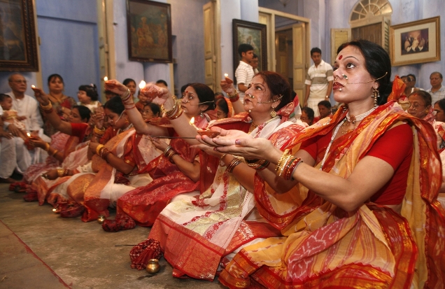 women-praying-on-durga-puja