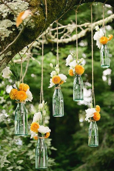hanging-glass-bottles-as-vases-with-flowers