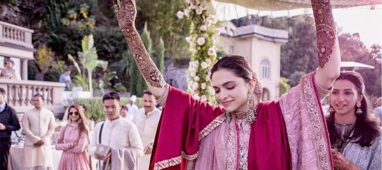 Best Indian Wedding Mehndi Ceremony Poses every Bride-to-be should Bookmark  - Fine Art  Productionhttps://static.wixstatic.com/media/cc1936_4e6682aab57e4571bc27939344e20b51~mv2.jpg/v1/fill/w_1000,h_667,al_c,q_85,usm_0.66_1.00_0.01  ...