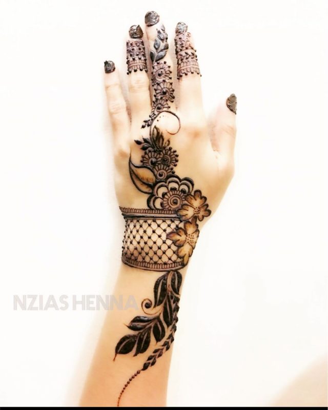 31 Beautiful Henna Designs (and Mehndi Designs) For 2022, From Weddings To  Festivals